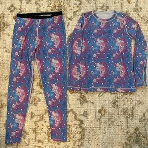 Lightweight thermals. Pants size XL and shirt is size L.